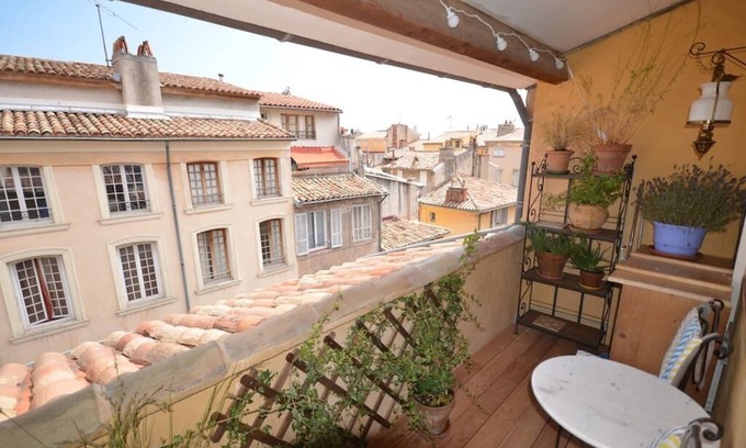 Aix-en-Provence Historic Centre Apartment | Duplex historical center balcony with view and air conditioning