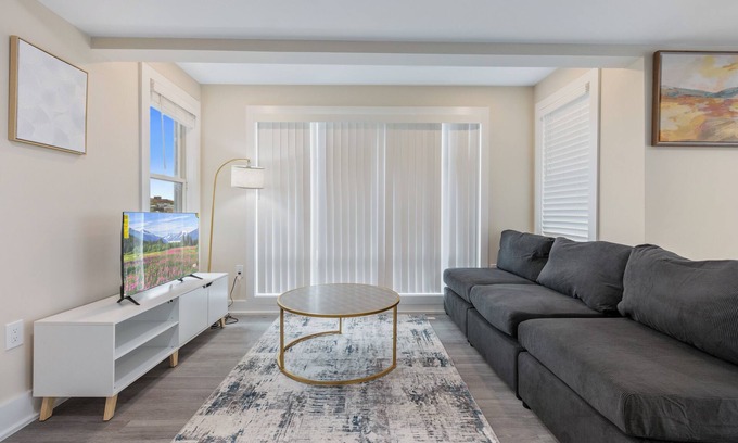 Columbia Heights Apartment | Duplex near Metro New Apartment 2BR