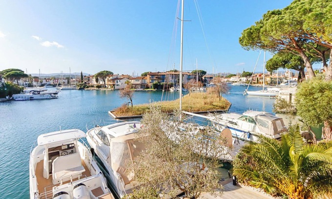 Port Grimaud Apartment | Duplex rénové 2 chambres à Port Grimaud - Climatisation, Terrasse