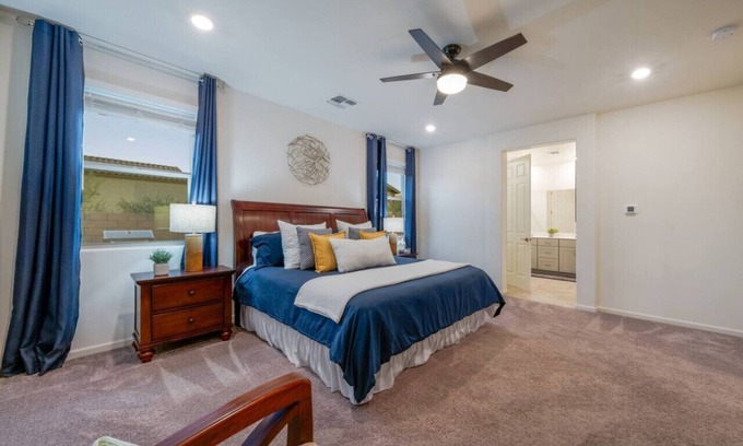Casas Adobes House | Duplex-Style House/Split/3 BR 3 BA/Office