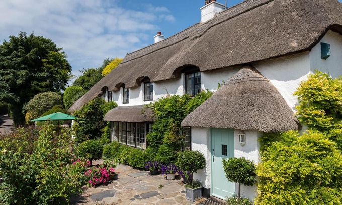 Kingsbridge Cottage | Dusky Cottage - a thatched cottage that sleeps 8 guests in 4 bedrooms