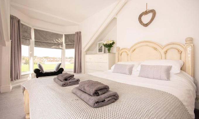 Westoe House | DWELLCOME HOME Ltd FIVE Bedroom Townhouse 3 kings, 2 dbles, sm dble, single ✪