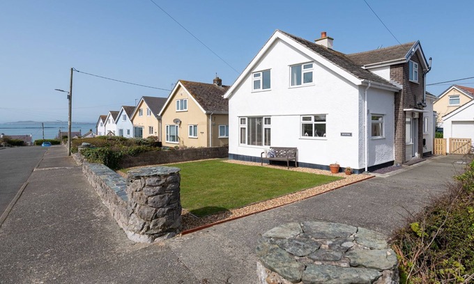 Rhosneigr Cottage | Dysynni - a modern, spacious family holiday home in Rhosneigr