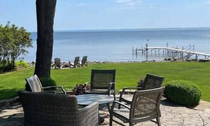 Oshkosh House | EAA - Luxury on Lake Winnebago - with hot tub