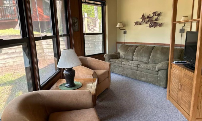 Eagle River House | Eagle River Oak Tree House - Charming 2-bedroom house - Sleeps 6