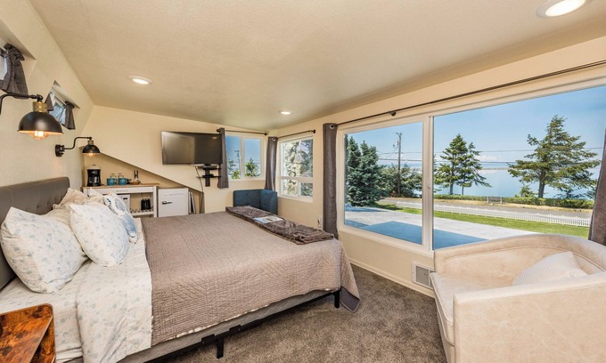 Sequim Bed & Breakfast | Eagle's Nest - 2nd floor, stairs, King Bed.
