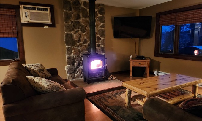 Lake George Cabin | Eagle's Nest at Adirondack Lodge- 3 BR Cabin -8 mins to Lake George Village!