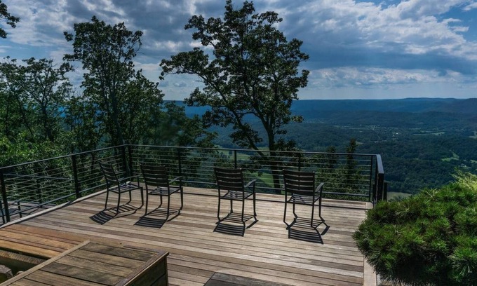 Lookout Mountain House | Eagle's Rock with a Bluff View!