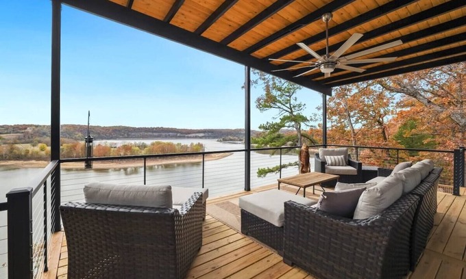 Springdale House | Eagles Bluff - Views of Beaver Lake