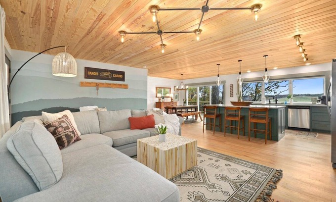 Springdale House | Eagles View - Panoramic Views of Beaver Lake