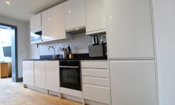 Ealing Broadway Apartment | Ealing Broadway 1 Bedroom | Short Walk from the Historic Walpole Park