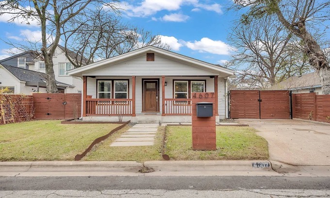 East MLK House | East Austin Getaway | 4BR | BBQ | Cowboy Pool | DT