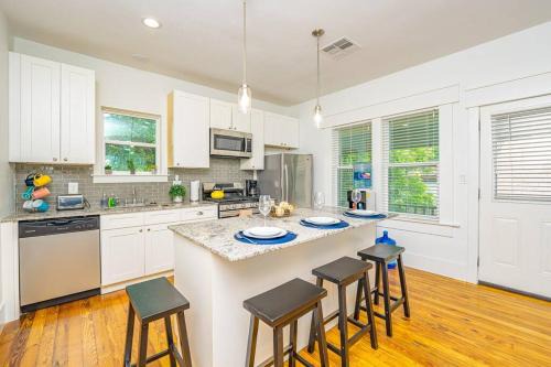 South Central Houston Apartment | East Downtown Private Restored Historic Apartment