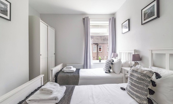 Choppington House | East House-sleeps 5-pet Friendly-garden - Parking