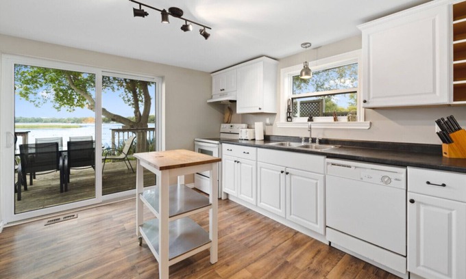 Picton Cottage | East Lake Surf Cottage - Cherry Valley, Ontario