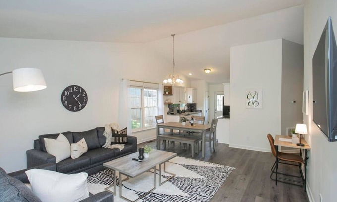 Shelby Hills Apartment | “East Nashville Haven” | 7 min to Broadway & DT!