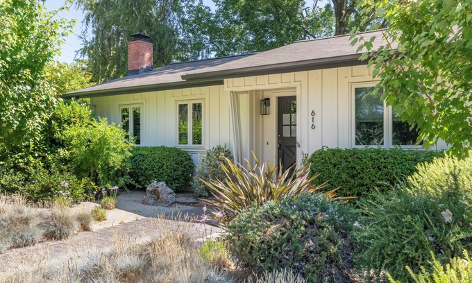 Sonoma House | East Side Oasis *30+ Day Rental*