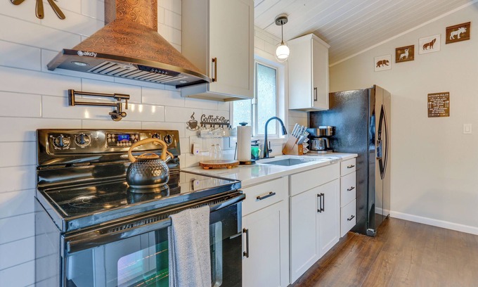 East Stroudsburg Cottage | East Stroudsburg Home Near Skiing & Del Water Gap!