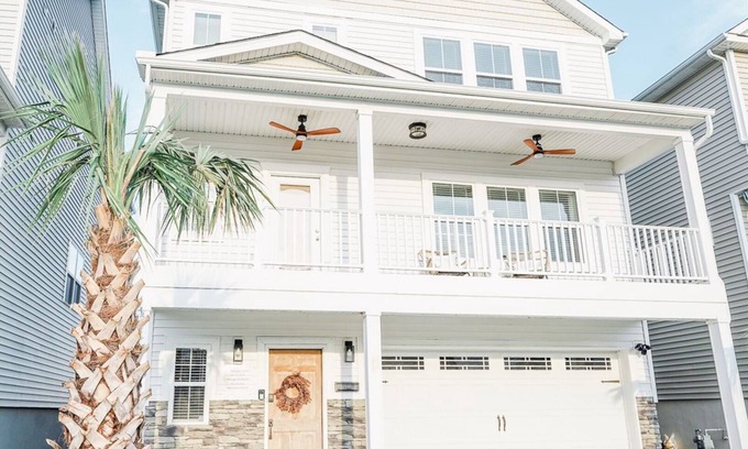 East Ocean View House | EastBay Getaway 4 BR Pet Friendly Steps to Beach