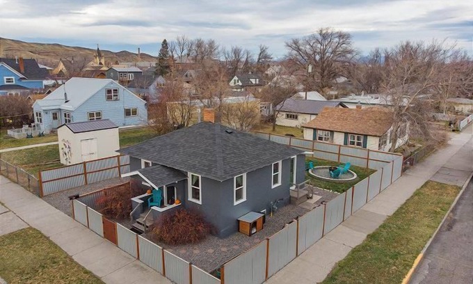 Livingston House | Eastside Bungalow Downtown · Charming in town pad to explore town & more