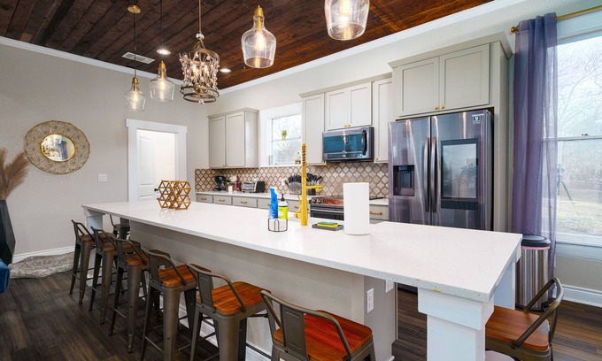 Eastside Promise Neighborhood House | Eastside Elegance | Close to DT l Pet Friendly