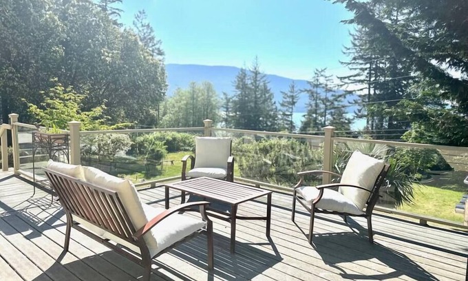 Eastsound House | Eastsound Overlook - NEW LISTING/SALISH VIEWS/WALK TO TOWN!