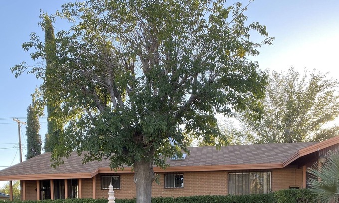 Biggs Field House | Eastwood area home 1 block away from Album Park