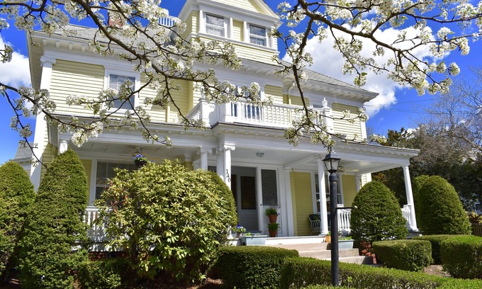 Pawtucket House | Easy access elegance, minutes from 95, colleges, Gillette and Providence.
