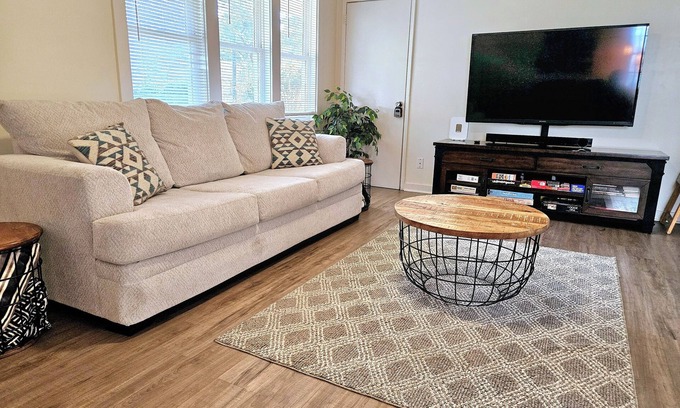 North Charleston House | Easy access to downtown, airport, West Ashley and more. Clean and Cozy!