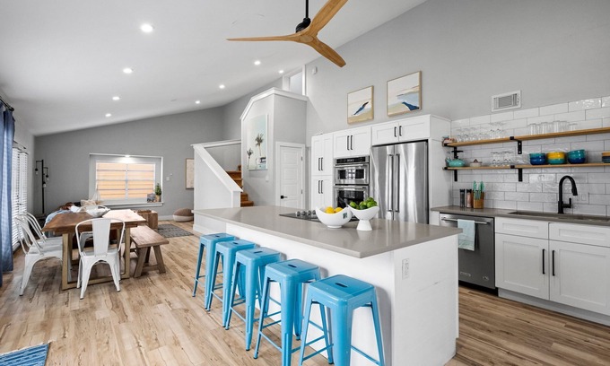 Port Aransas House | Easy walk to the beach, double deck w/ocean view! Sleeps 10 in 8 separate beds!