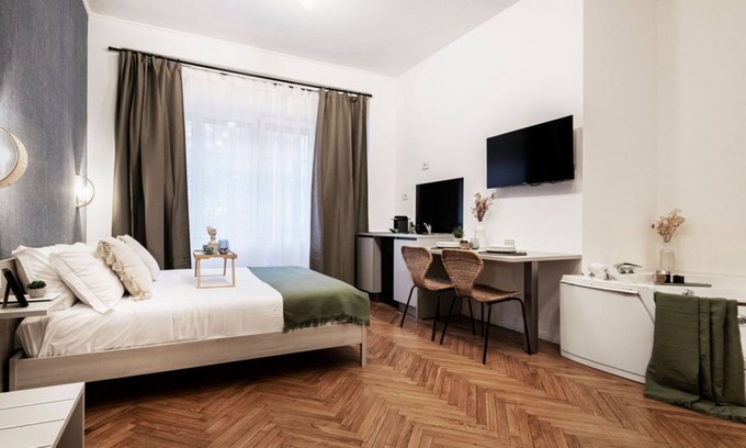 Central Station Apartment | Easylife - Elegant Studio with Jacuzzi in Central