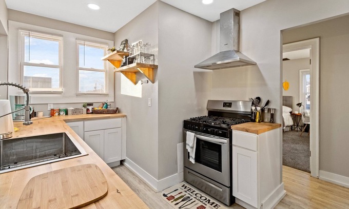 North Milwaukee Apartment | Eclectic 2 Bed Apt W/Parking Near State Forest