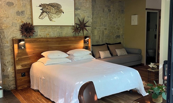 Garons Cabin | ECOLODGE & private SPA, park pool! In the heart of nature 7 kms south of Nîmes