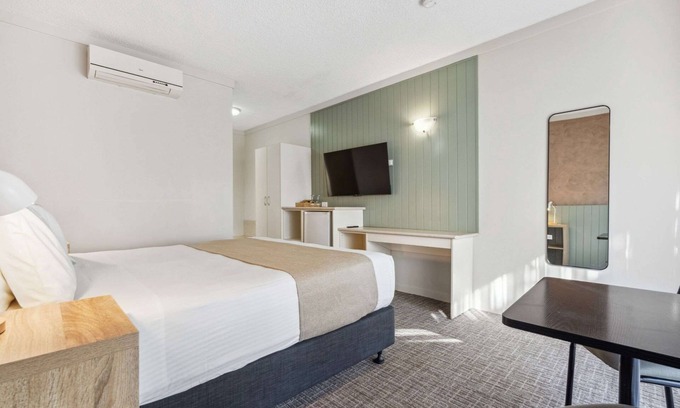 Glenelg Hotel | Econo Lodge Dockside Glenelg
