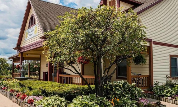 Grand Rapids Cabin | Econo Lodge & Suites Grand Rapids Airport