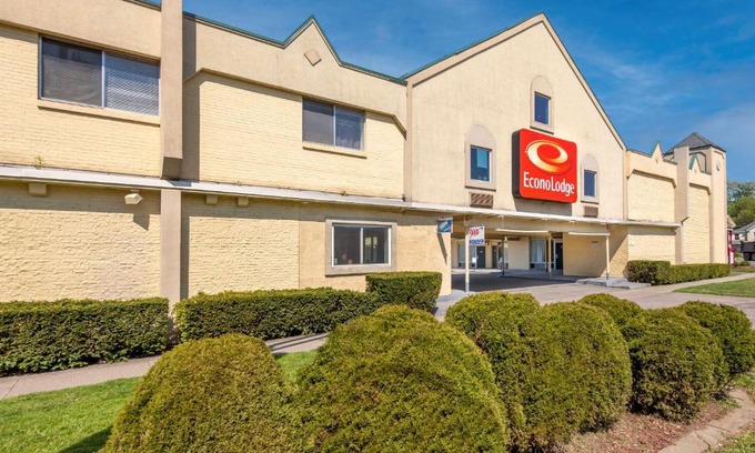 Cortland Cabin | Econo Lodge