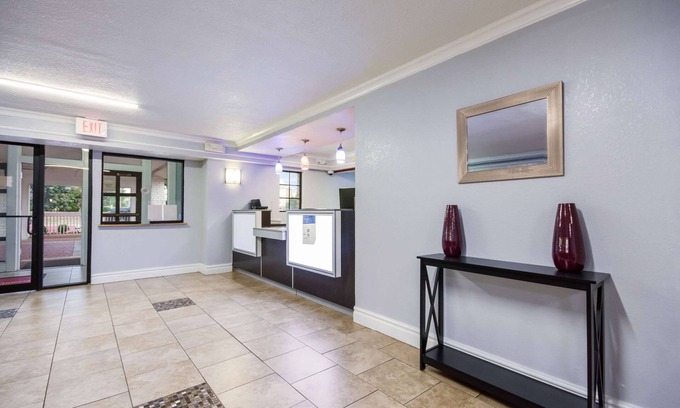 Del City Hotel | Econo Lodge