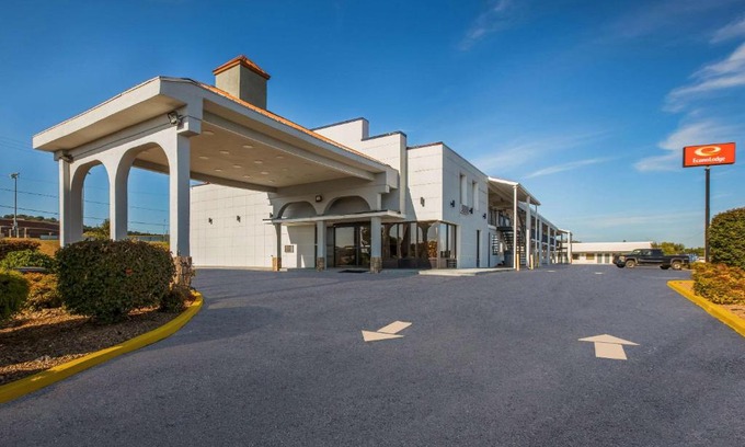White Pine Cabin | Econo Lodge White Pine Morristown I-81 & I-40 Split