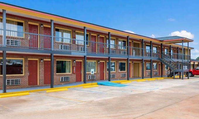 Russellville House | EconoLodge - Perfect Place To Rest on Your Long Way and Day.