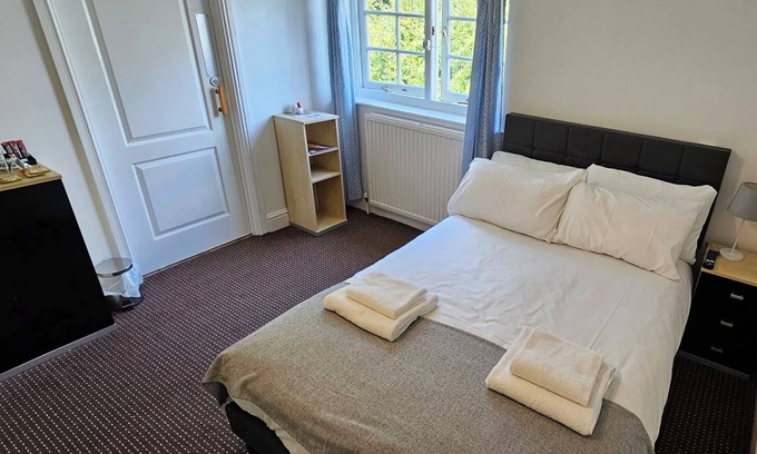 Mynydd Isa House | Economy Double Room Private Bathroom Free Wi-Fi Shower TV
