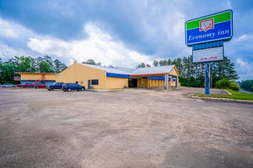 Livingston Hotel | Economy Inn By Townhouse Livingston TX Hwy 59