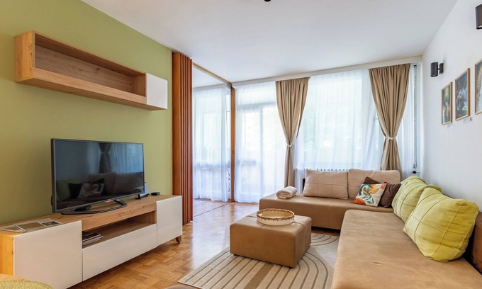 Novi Beograd Apartment | Eden: 1-bedroom apartment in New Belgrade -fast wifi and dedicated working space