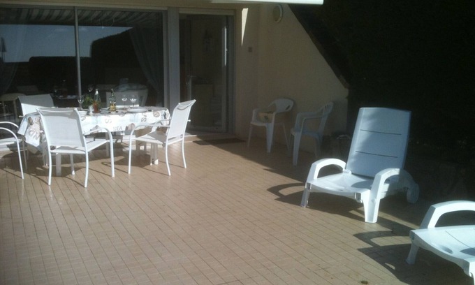 Damgan Apartment | Edge-mer, not overlooked, Ground Garden, Terrace. park. private, facing South, Comfort