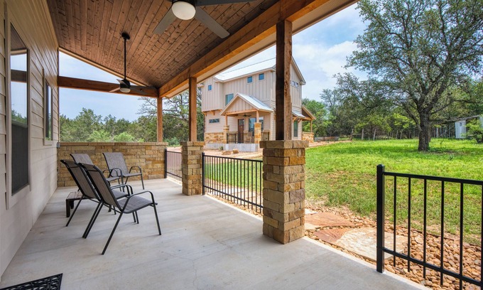 Fredericksburg House | Edge of Main 4- Vineyard Views!
