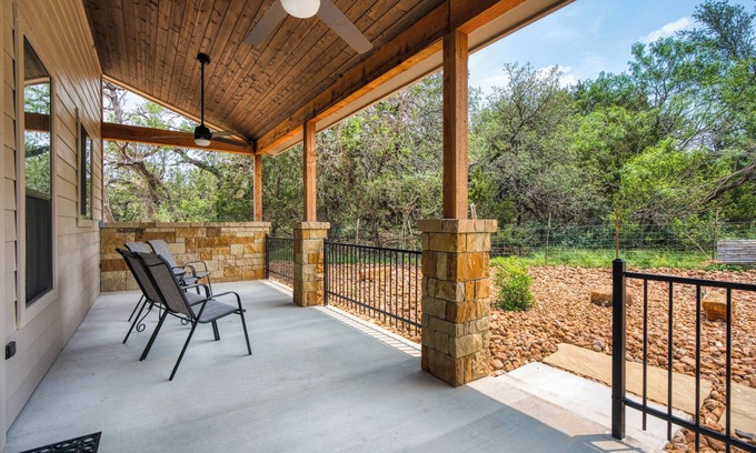 Fredericksburg House | Edge of Main 5- Vineyard Views!