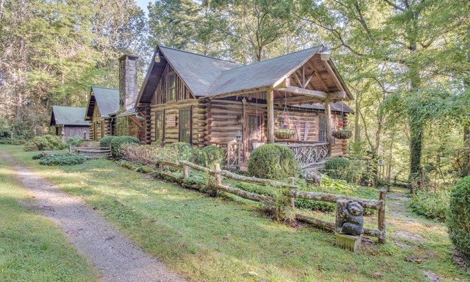 Highlands House | Edwards Pie Lodge, an Historic Joe Webb Log Cabin Highlands, NC