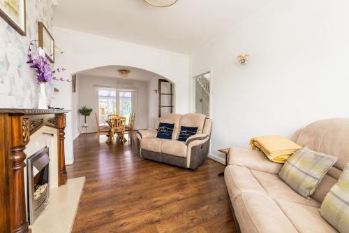Kidbrooke with Hornfair House | EEJs Grand 5 Bed Home- London, Greenwich