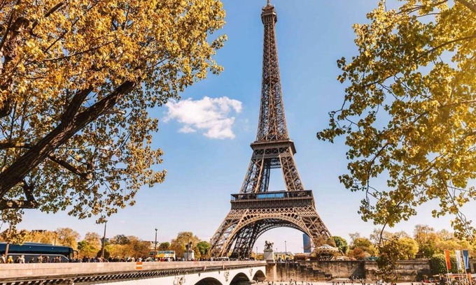 Faubourg Saint-Germain Apartment | EIFFEL TOWER VIEWS STUDIO APARTMENT WITH BALCONY
