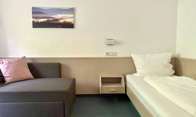 Gernsbach Apartment | Einzelzimmer mit Dusche und WC