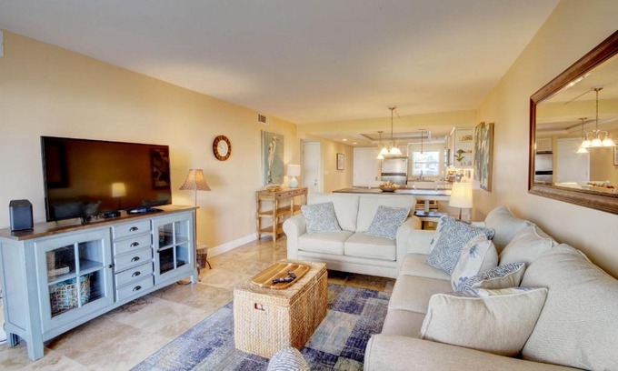 Fort Walton Beach House | El Matador 318 - Walk right out to the pool and the beach!